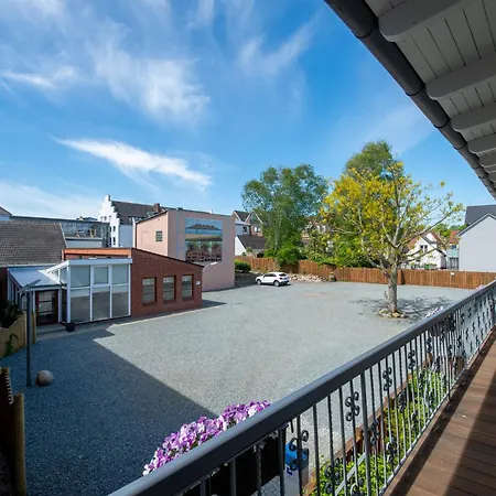 펜션 House And Apts In Husum 41191 후줌